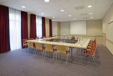 هتل Holiday Inn Express Frankfurt Messe, An Ihg