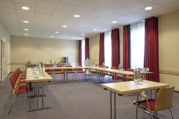 هتل Holiday Inn Express Frankfurt Messe, An Ihg
