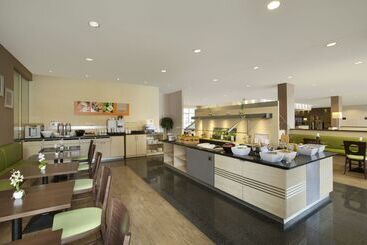 هتل Holiday Inn Express Frankfurt Messe, An Ihg