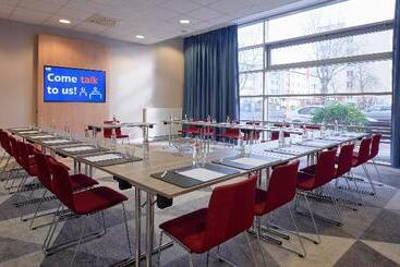 هتل Holiday Inn Express Frankfurt Messe, An Ihg
