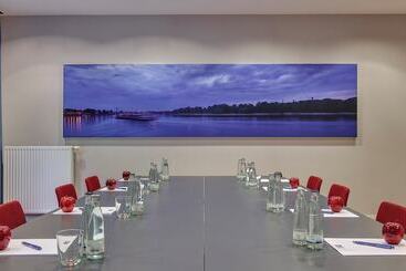 هتل Holiday Inn Express Frankfurt Messe, An Ihg