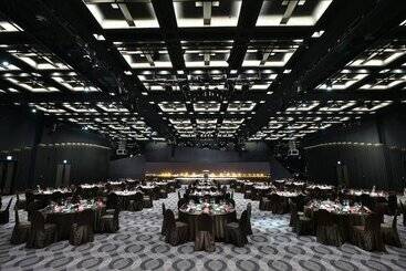 Отель Ramada Plaza By Wyndham Jeju Ocean Front