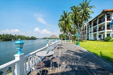 هتل River Beach Resort & Residences