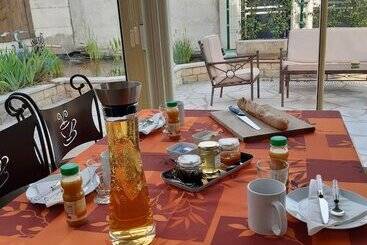 تختخواب و صبحانه Au Bon Vivant