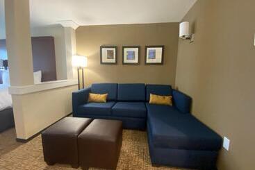 هتل Comfort Suites Midland West