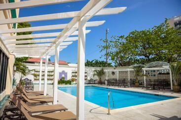 Courtleigh Hotel & Suites