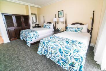 Courtleigh Hotel & Suites