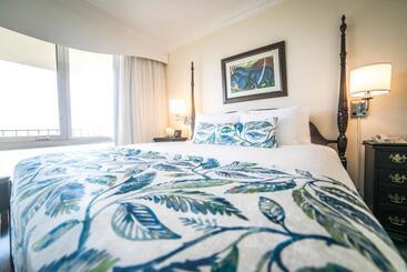 Courtleigh Hotel & Suites