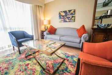 Courtleigh Hotel & Suites
