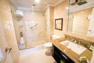 Courtleigh Hotel & Suites