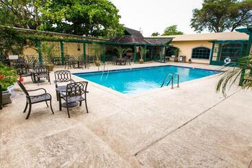Courtleigh Hotel & Suites