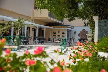 Courtleigh Hotel & Suites