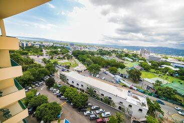 Courtleigh Hotel & Suites
