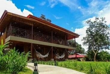هتل Hacienda Guachipelin
