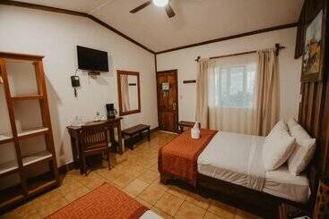 هتل Hacienda Guachipelin