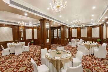 هتل La Place Sarovar Portico