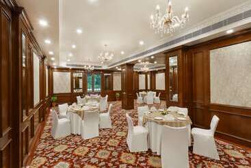 هتل La Place Sarovar Portico