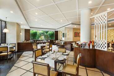 هتل La Place Sarovar Portico