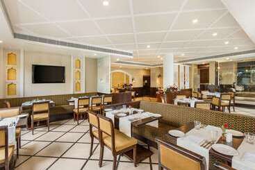 هتل La Place Sarovar Portico