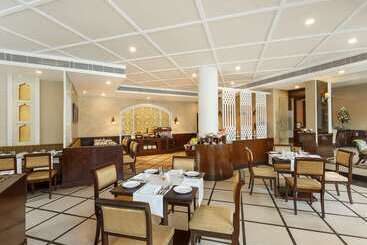 هتل La Place Sarovar Portico