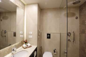 هتل La Place Sarovar Portico