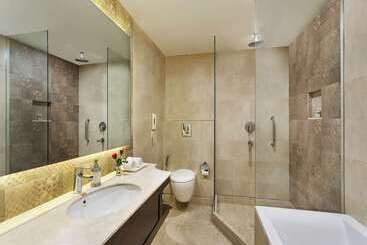 هتل La Place Sarovar Portico