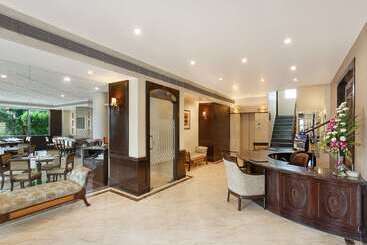 هتل La Place Sarovar Portico