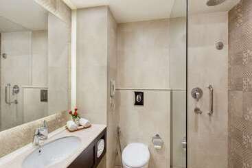هتل La Place Sarovar Portico