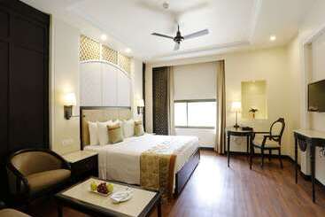 هتل La Place Sarovar Portico