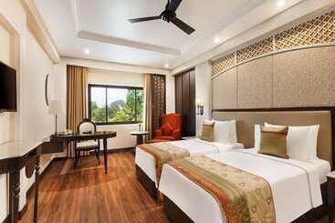 هتل La Place Sarovar Portico