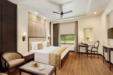 هتل La Place Sarovar Portico