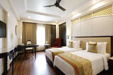 هتل La Place Sarovar Portico