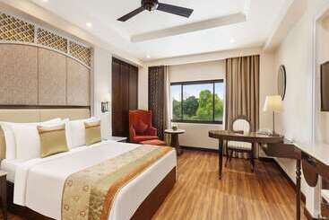هتل La Place Sarovar Portico