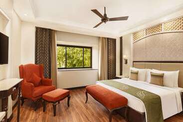 هتل La Place Sarovar Portico