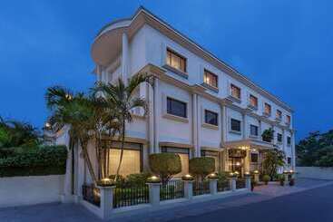 هتل La Place Sarovar Portico