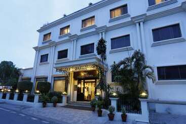 هتل La Place Sarovar Portico