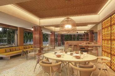호텔 Next   By Savoy Signature