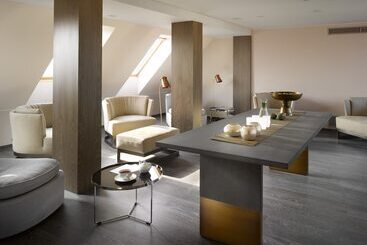 فندق Old Town Square Residence By Emblem