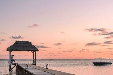 هتل Outrigger Mauritius Beach Resort
