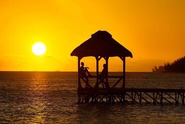 هتل Outrigger Mauritius Beach Resort