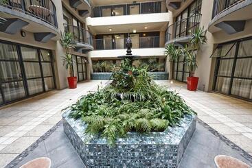 هتل Quest Atrium Serviced Apartments