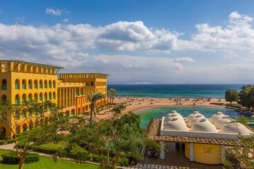 هتل Strand Beach Resort