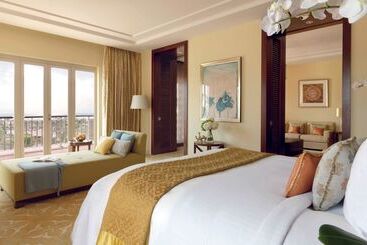 هتل The Ritz-Carlton, Dubai