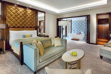 هتل The Ritz-Carlton, Dubai