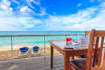هتل Travellers Beach Resort