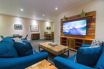 هتل Travellers Beach Resort