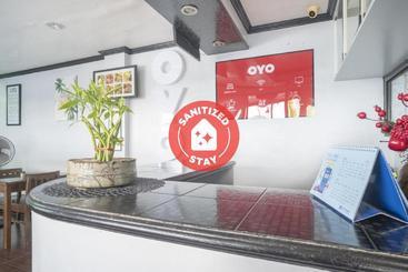 בית מלון כפרי Oyo 557 Samantha S Apartelle