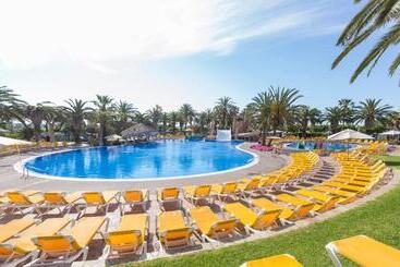 هتل Camping & Resort Sangulí Salou