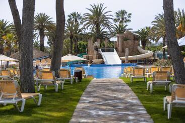 هتل Camping & Resort Sangulí Salou