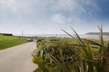 Beach Breeze Croyde 2 Bed, Sleeps 4 5, Sea Beach Views